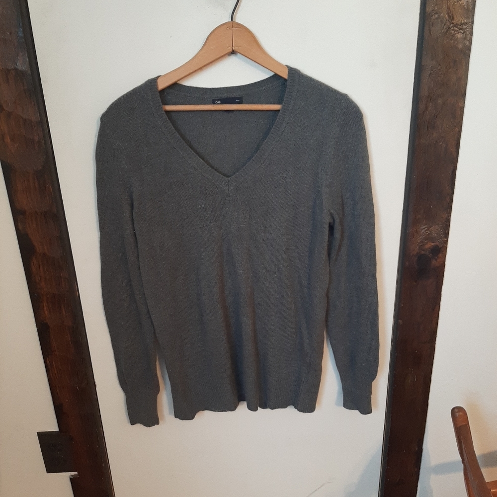 Women's Gap Dark Gray Longsleeve V Neck Pullover Sweater Small.